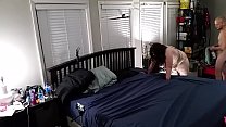Молодая пара решила начать утро с вагинального секса на дивана